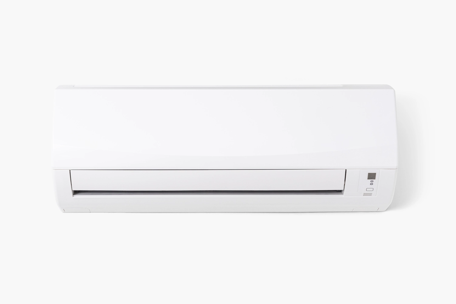 Elektro Wollmer GmbH - Innovative Klimatechnik - Weiße Split-Klimaanlage mit blauem Licht an einer dunkelgrauen Wand. Modernes Innengerät neben einem sonnigen Fenster.